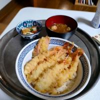 海老&魚ソー天丼
赤だし
厚揚げと天ぷらの煮物。