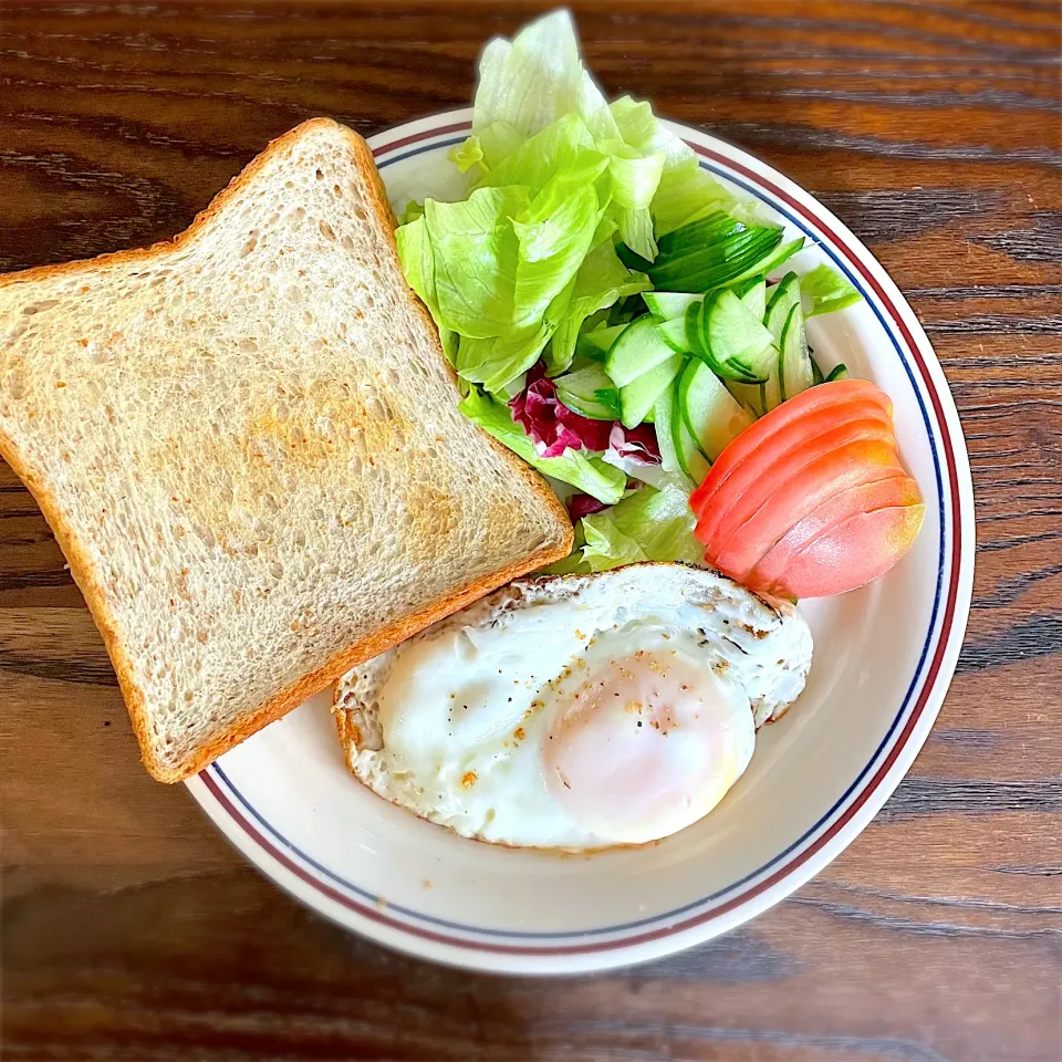 パンと野菜と目玉焼き|Kiyoさん