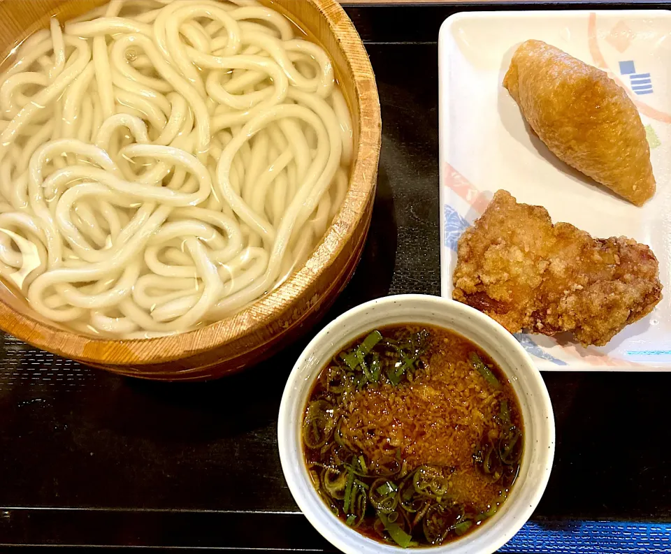 久々の香の川製麺で                                  「釜揚げうどん•中津唐揚げ•いなり」|mottoさん