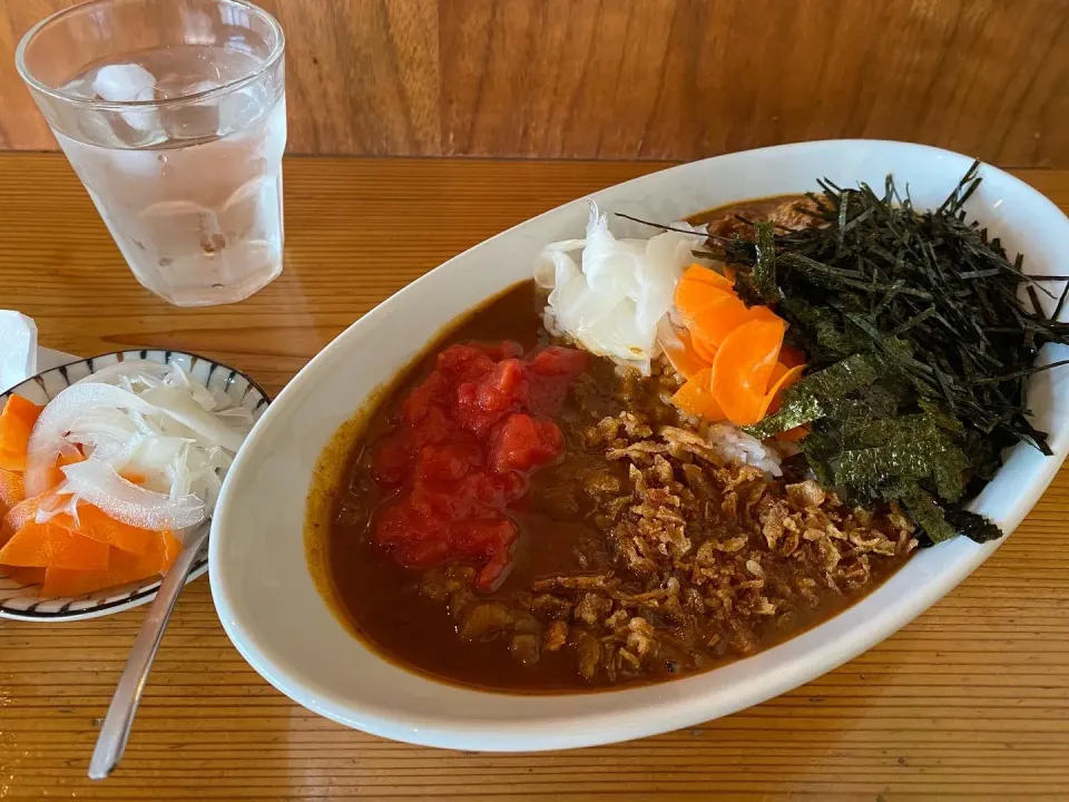 ビーフトマト🥩🍅(大大辛)と極辛キーマクラシックのりだくのあいがけ🔥🍛味玉トッピング🥚ピクルスマシマシ🥒|buhizouさん