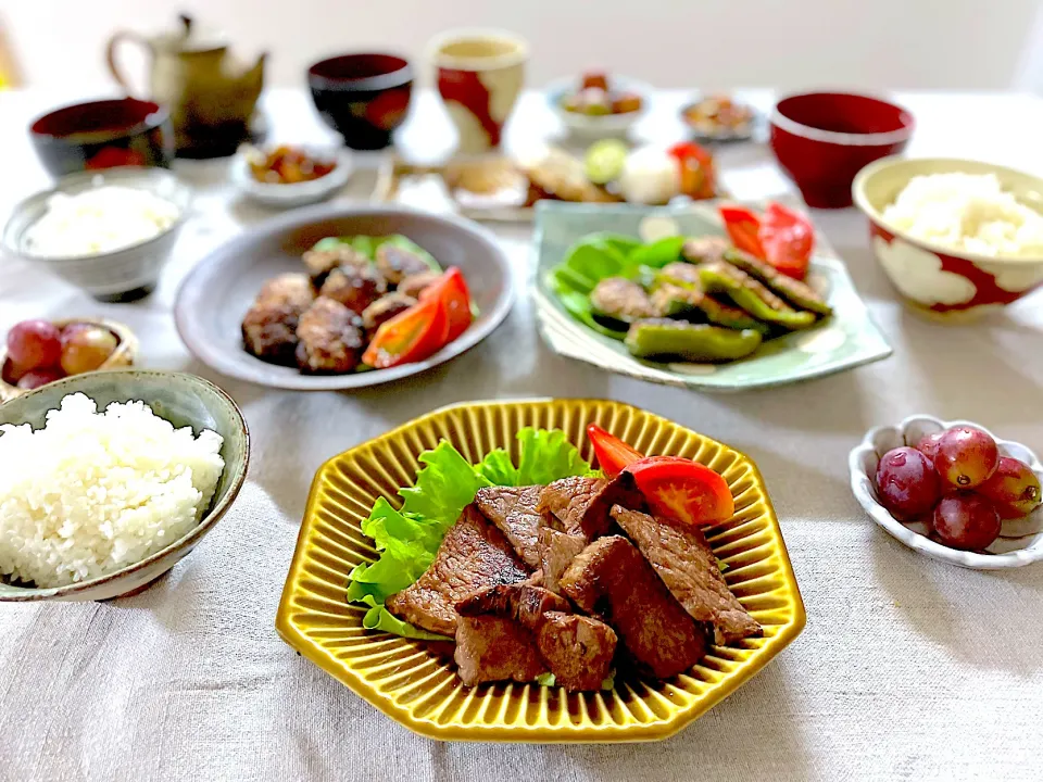 牛焼肉とピーマン肉詰めと椎茸肉詰めと焼魚の晩ごはん|ゆかりさん