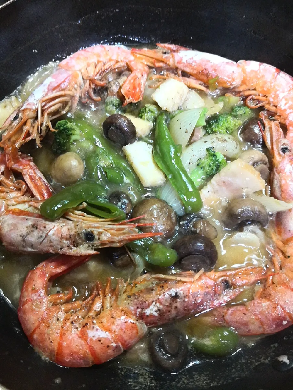 またまたアヒージョ😋
有頭海老ベーコン残り野菜にW&Bマシュルーム
🦐🥓🥦🍄|T's Dishさん