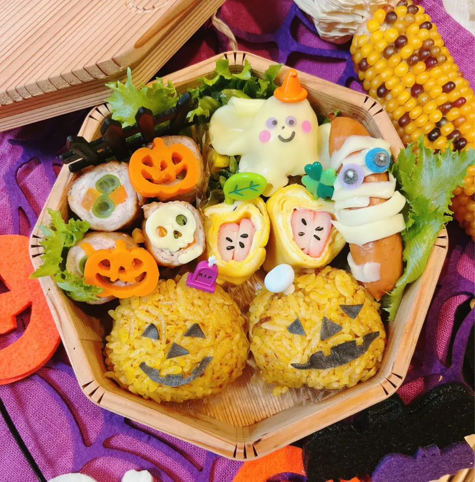 Snapdishの料理写真:カレーピラフおにぎりのハロウィン弁当🎃|ふわくまさん