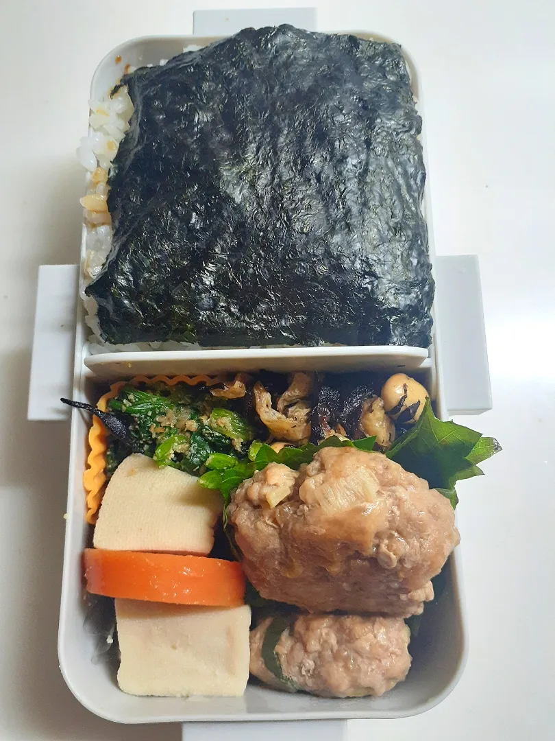 Snapdishの料理写真:☆中学生弁当☆玄米入り海苔弁、ひじき煮物、肉団子、ほうれん草胡麻和え、高野豆腐|ｼｮｺﾗさん