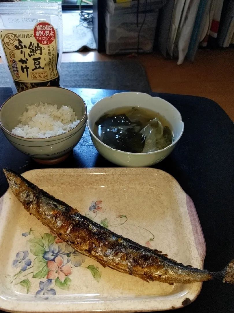 9月最後の休みに、やっと登場！秋刀魚塩焼き（冷凍解凍スーパーで）わかめとキャベツの味噌汁|Tarou  Masayukiさん