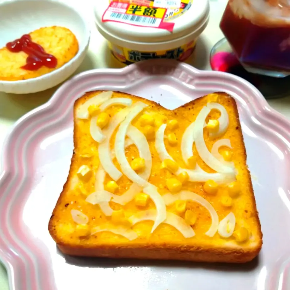 Snapdishの料理写真:オニオンコーンカレートースト|うたかた。さん