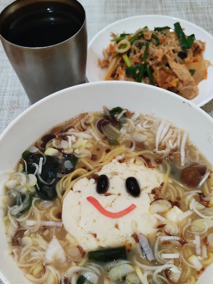 とんこつ醤油ゆし豆腐ラーメン

ゆし豆腐を豚骨だしでいただくことがほとんどなので、とんこつ醤油ラーメンに合わないはずがありません。
ただ、沖縄そばはホッとする癒し系ですが、ラーメンの場合は食欲を満たすガッツリ系です。
見た目もコッテリ系。|Rピージャーさん