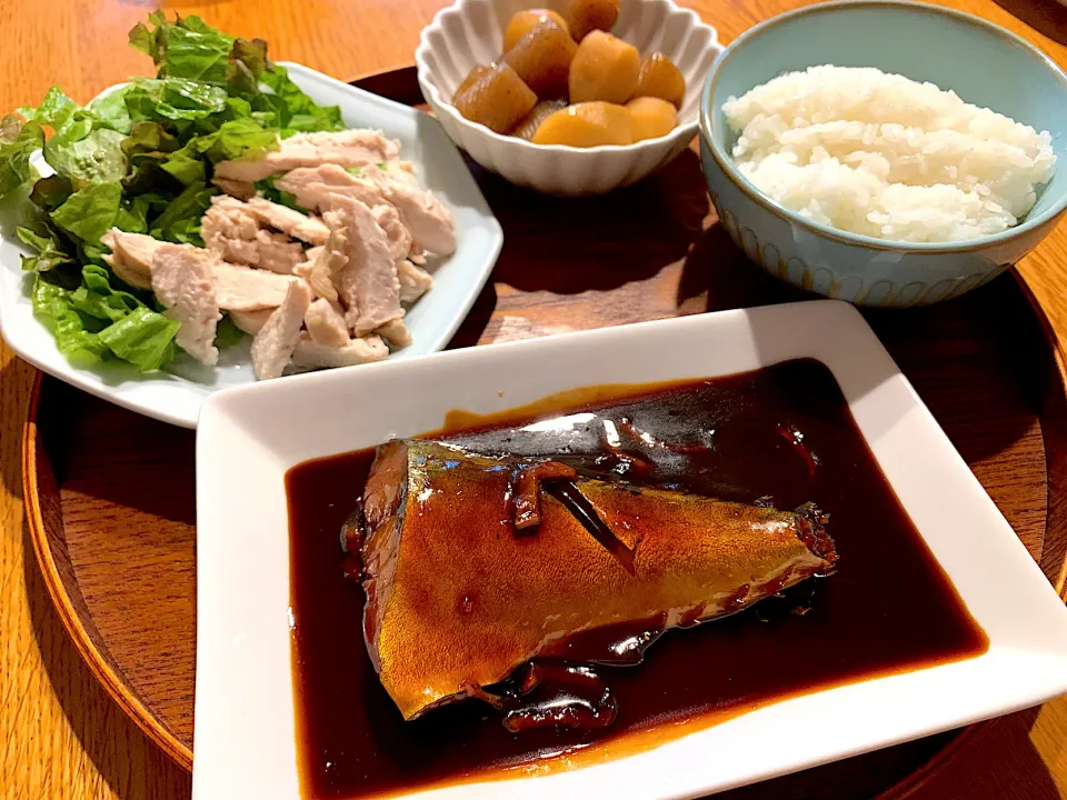 Snapdishの料理写真:鯖の味噌煮、里芋と蒟蒻煮、チキンサラダ|いちごさん