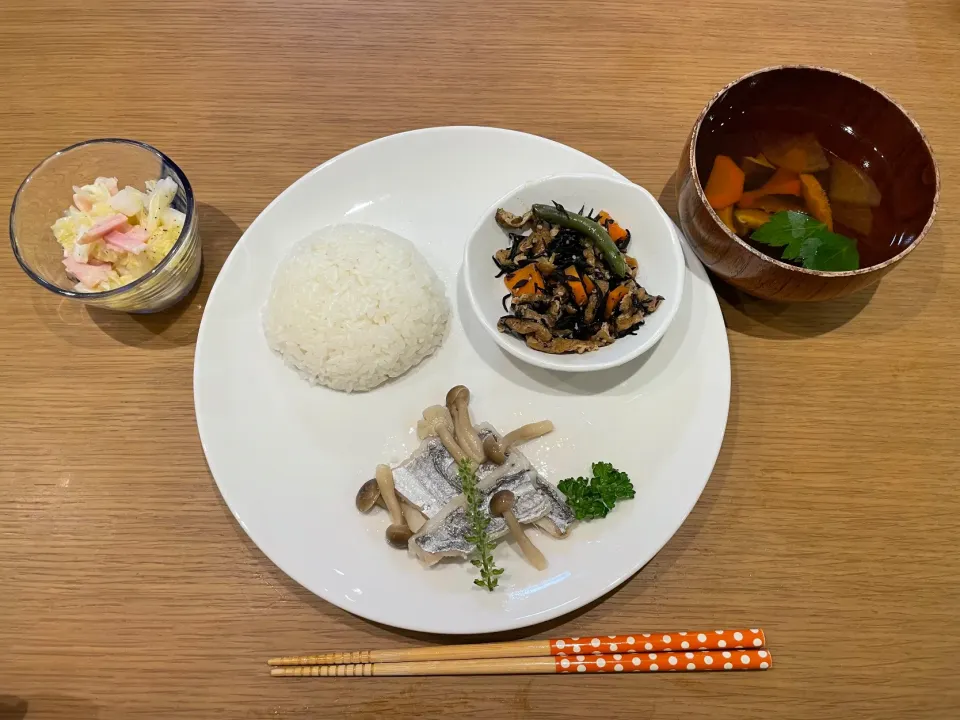 今日の晩飯 太刀魚の酒蒸し ひじき 乾燥しいたけスープ 白菜とハムと梨のマリネ|おーたたくとさん