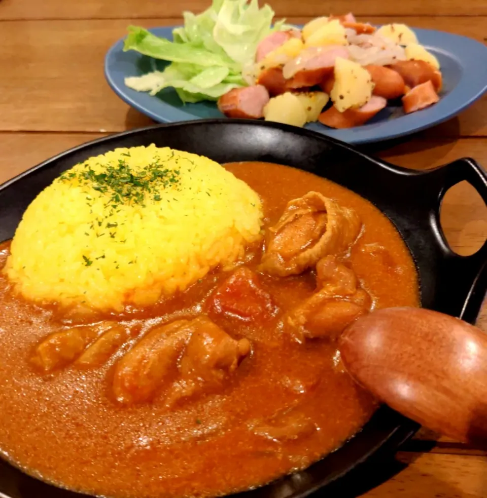 晩ごはん✨　
バターチキンカレー💕
ジャーマンポテサラ💕|さらママさん