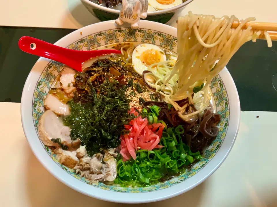 Snapdishの料理写真:完成！
お家で作る豚骨ラーメン！
海苔がなくてあおさ海苔で代用。
替え玉なし！|Takeshi  Nagakiさん