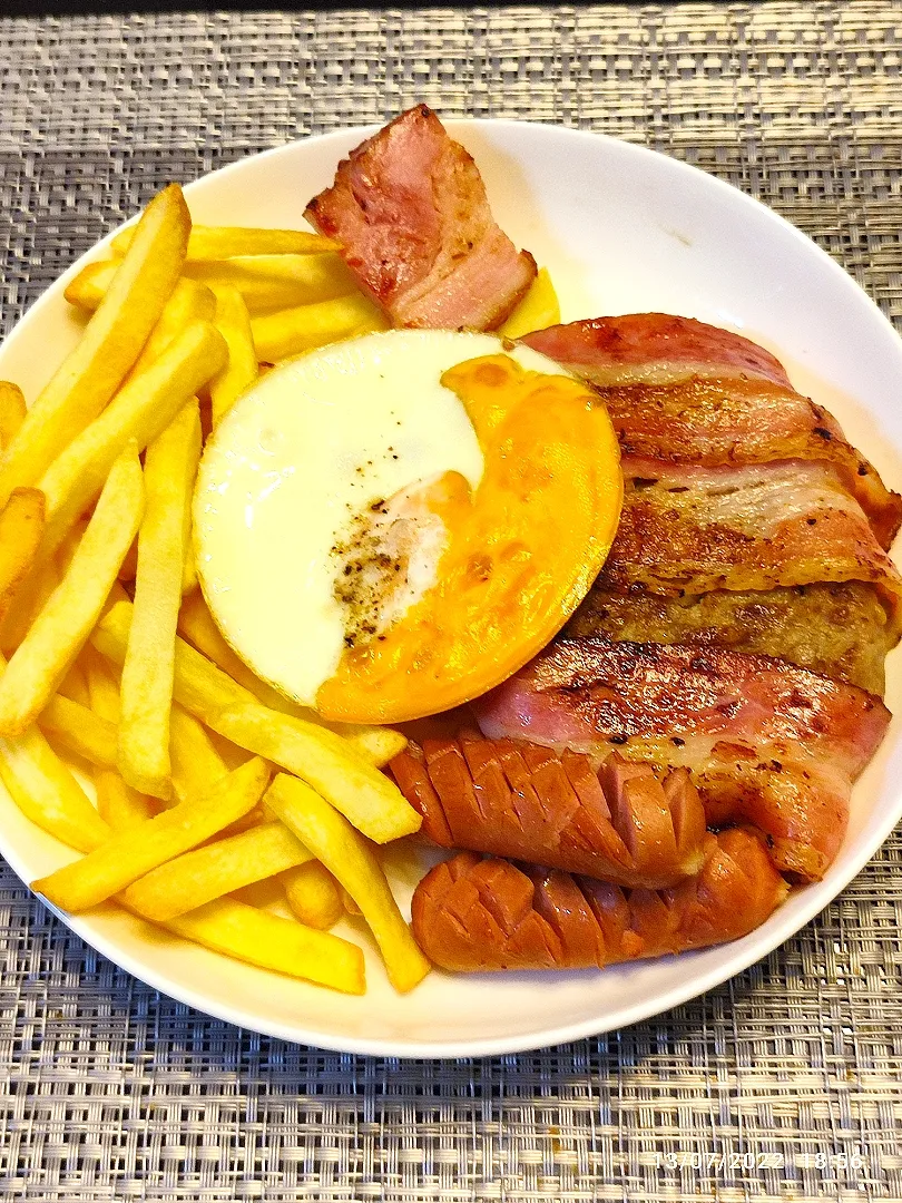 Hamburguesa con bakon,egg,fry potetos.|Juan Yabikuさん