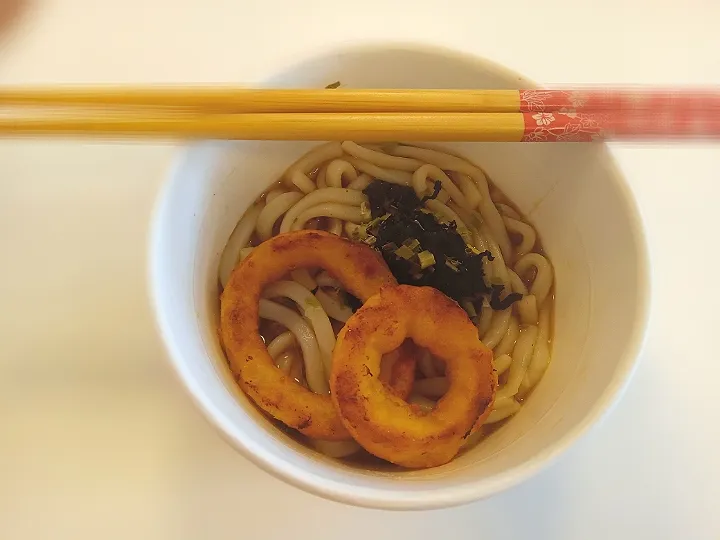 Udon in a matcha green tea based teriyaki beef broth top with onion rings 😋|BentoFoxさん