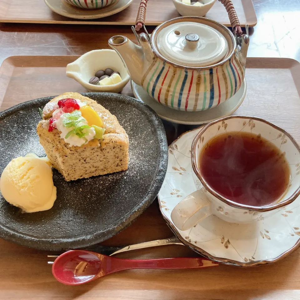 Snapdishの料理写真:紅茶のシフォン　バニラアイス添え🍨☕️|ちゃみこさん