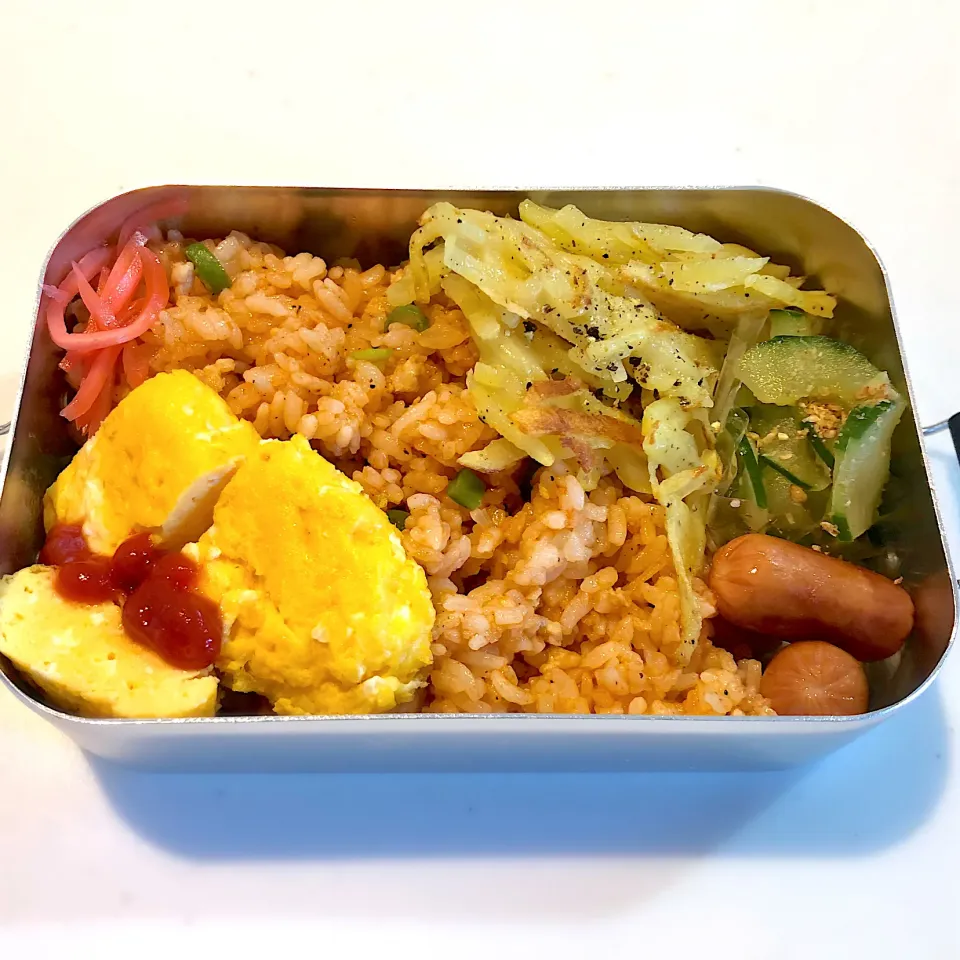 サラ弁　　　　　　　　　　　　　　　　　　鶏ミンチでケチャップご飯　胡瓜の胡麻和え　ハッシュドポテト　卵焼き　ウインナー|じゅんさんさん