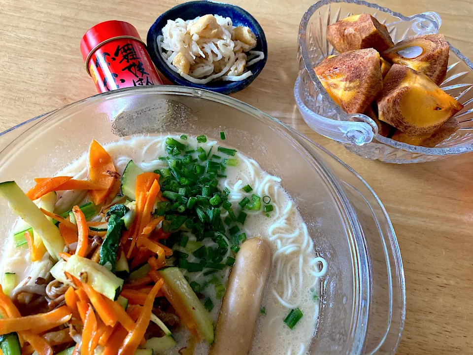 博多ラーメンのお土産もらった😊🎵柿と切り干し大根の煮物も。|さくたえさん