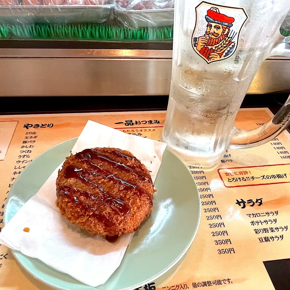 小倉駅前の立ち飲み屋『庶民の味方 ももたろう』でハムカツとハイボール|Kouji  Kobayashiさん