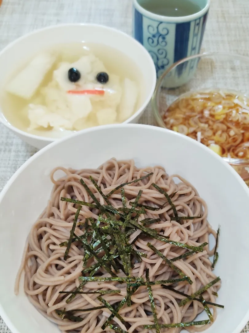 ゆし豆腐とシブイ（冬瓜）

朝サーフィンで気分スッキリ。
ゆし豆腐だけでは寂しいので、シブイも入れてみました。
疲れている体に染み渡ります。
どちらも淡泊なのが魅力です。|Rピージャーさん