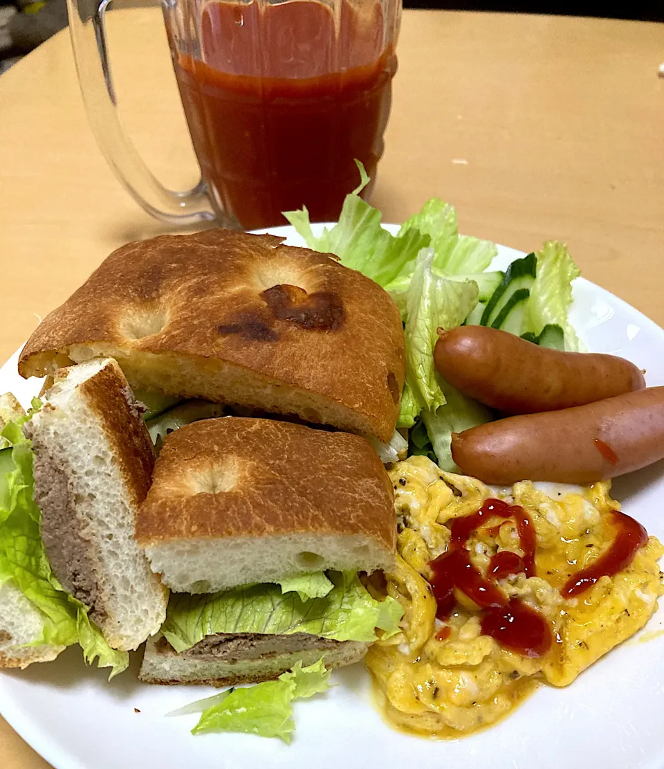 Snapdishの料理写真:単身赴任中の男飯(ホカッチャのレバーペーストサンド)|おおもりの星さん