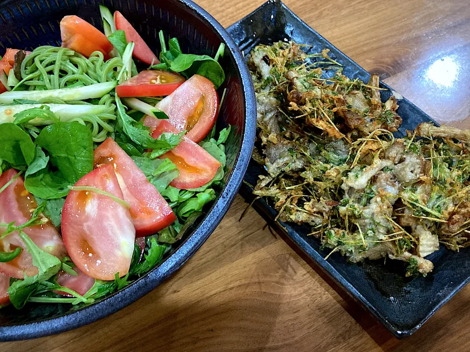 Snapdishの料理写真:茶そばサラダ🥗と平茸、長芋、豆苗のかき揚げ|colorさん