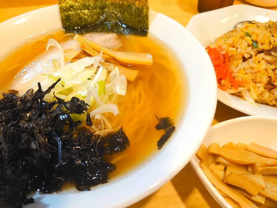 Snapdishの料理写真:【ラーチャン、夜も注文可能に】
新潟中華そば うめ川
ラーチャン (煮干中華そばと
半チャーハンのセット、1,100円)
＋メンマ(うめ川Tシャツ着用無料、
   別皿、裏メニュー)
＋岩のり (100円)
@板橋区役所前5分
(赤羽からママチャリ20分)
22210|大脇さん