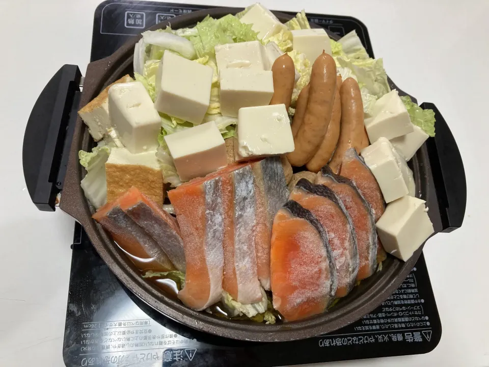 Snapdishの料理写真:晩御飯は寄せ鍋╰(*´︶`*)╯白菜、大根、ウインナー、鶏団子、鮭、厚揚げ、豆腐。〆はうどん３玉、中華麺２玉でした🤣|Saharaさん