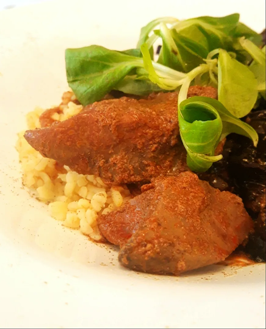 Bulgur, steamed red cabbage, mushrooms and peppers, with liver stew|Imre Zoltánさん