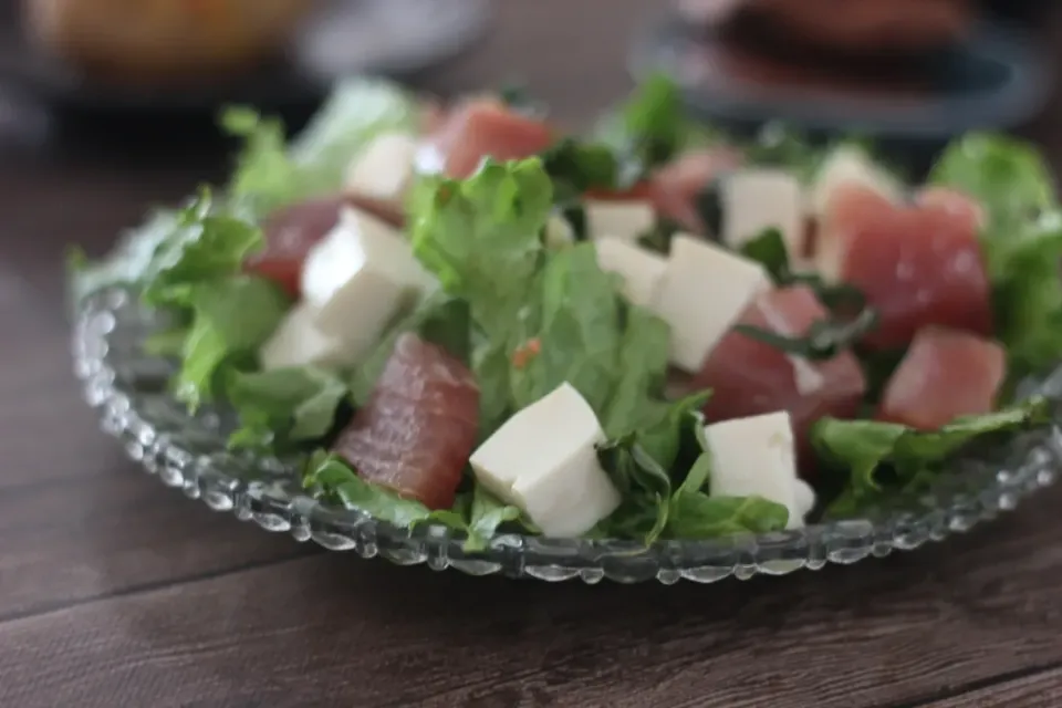 料理に使える絹で豆腐と漬けまぐろのサラダ|ちいさなしあわせキッチンさん