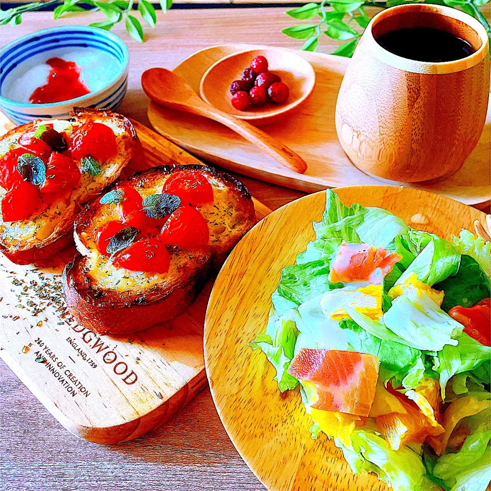 今朝は🥖カリカリブルスケッタと🥗スモークサーモンとオレンジのサラダでスッキリ目覚め😀|Sの食卓さん