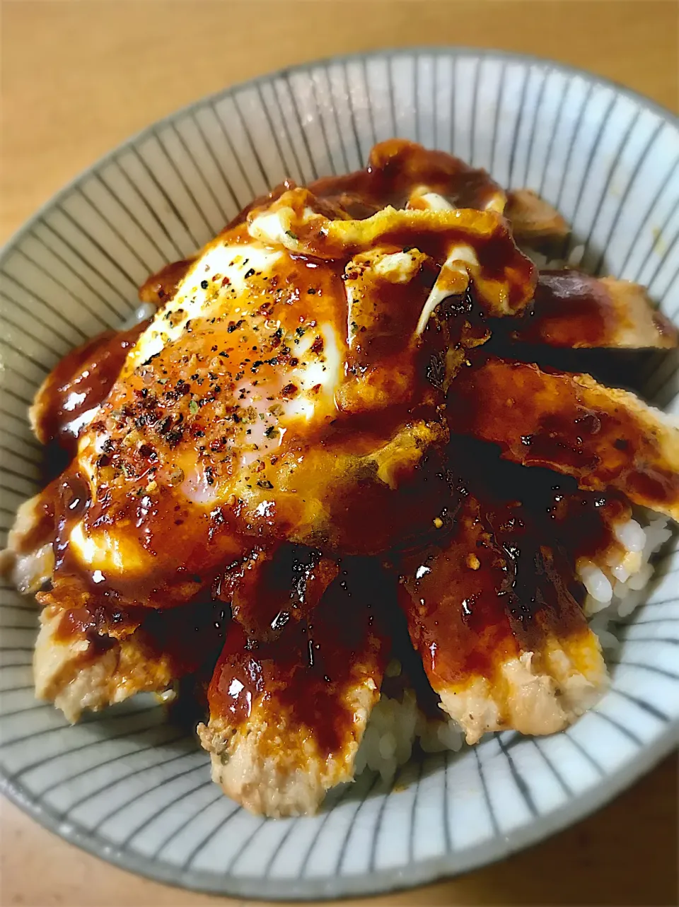 Snapdishの料理写真:カリカリ目玉焼きのせポークソテー丼|deekay71さん