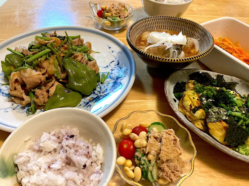 ピーマンと大蒜の茎たっぷり焼き肉、焼き茄子、オニスラさば味噌、大豆とツナのサラダ、雑穀米ご飯❀.(*´◡`*)❀.|さくたえさん