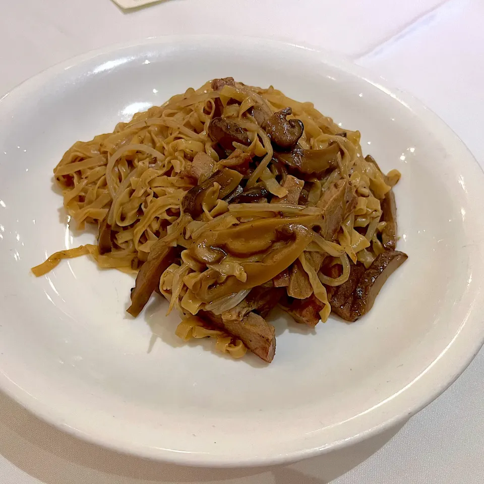 Dry noodles with black truffle oil and barbecued pork|skyblueさん