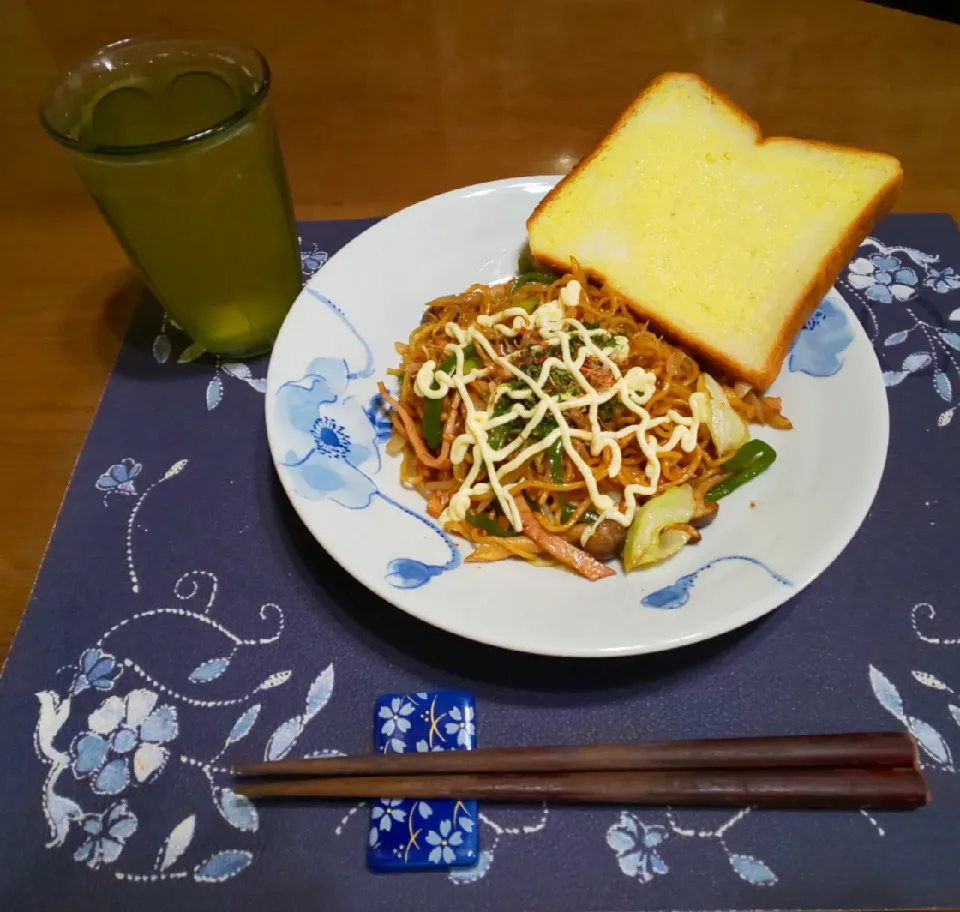 ソース焼きそばとトースト(昼飯)|enarinさん