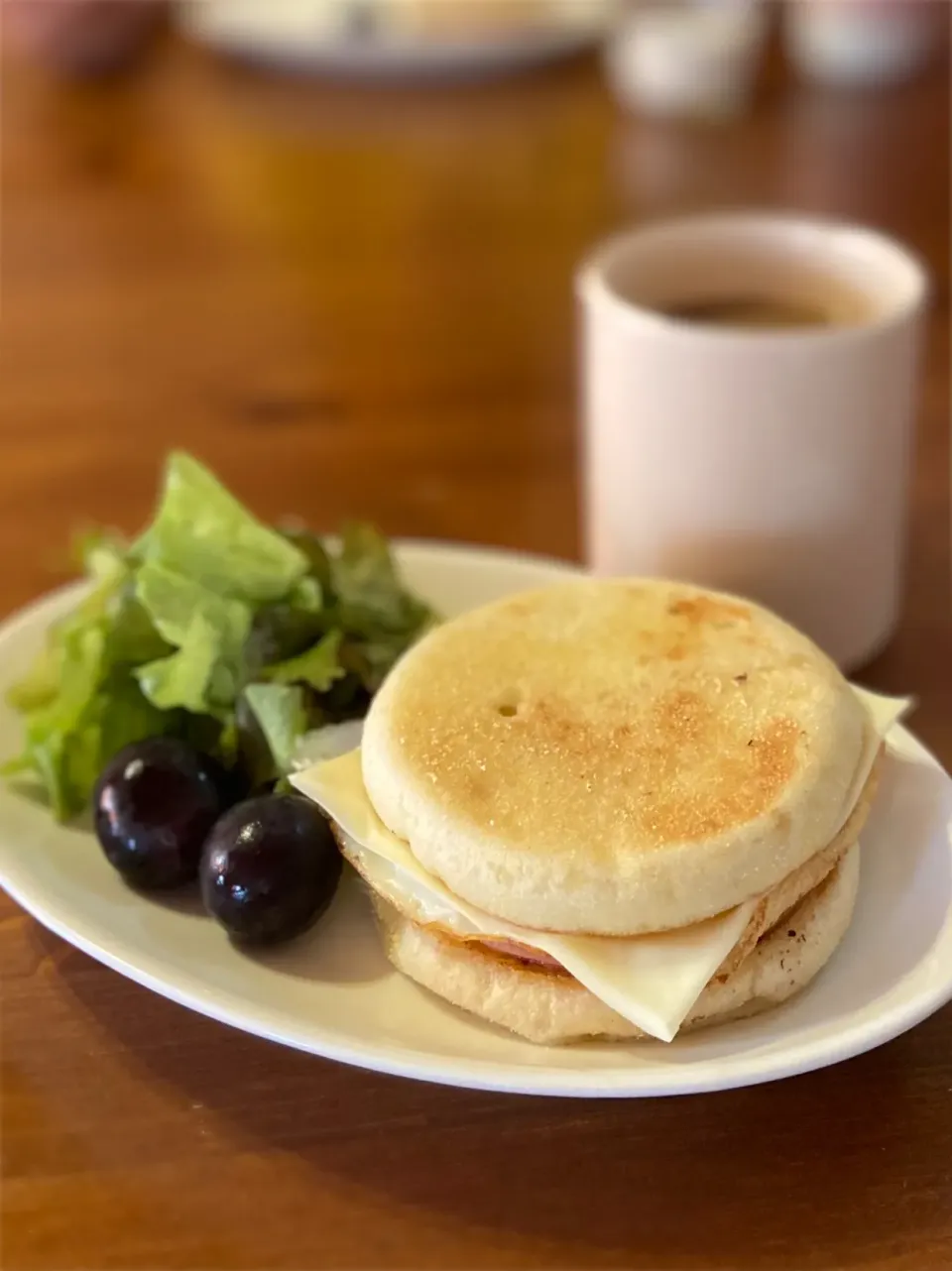 10/2の朝食　エッグチーズマフィン|yoneさん