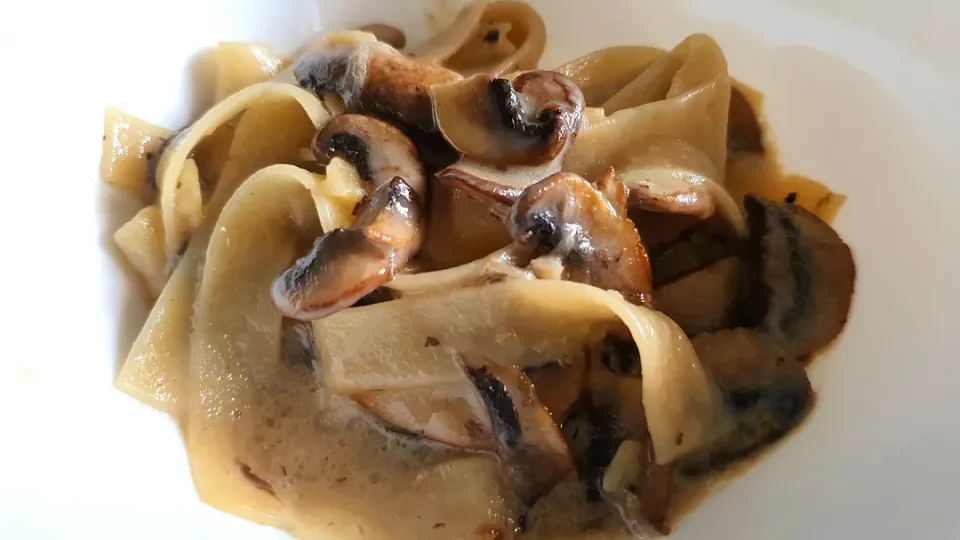 🍄 pasta 😋 😍 🤪🥰💕💕
butter, garlic infused olive oil rosemary 🌿 
salt + black pepper + fresh milk + oyster sauce|🌷lynnlicious🌷さん