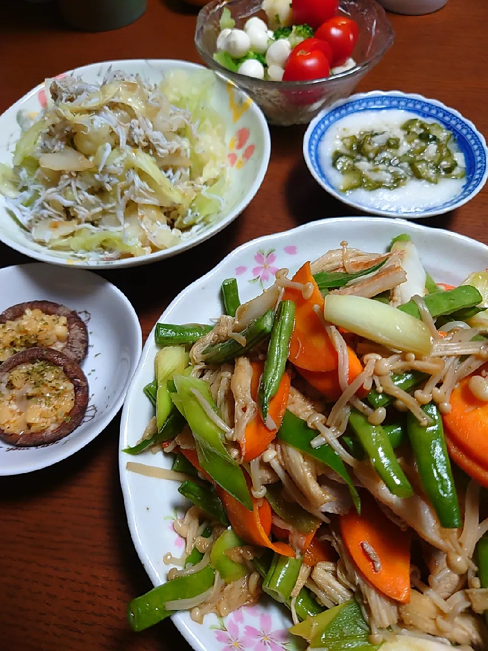 豚肉といんげん、人参、えのき炒めもの
椎茸にんにく焼き
ゆでキャベツとシラス和え
山芋オクラ和え
サラダ|ぱやさん