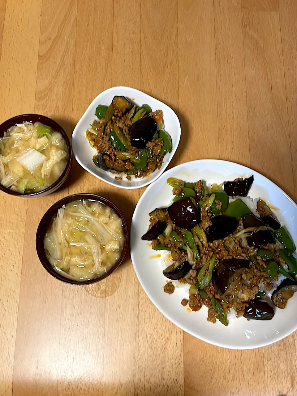 Snapdishの料理写真:麻婆茄子丼　白菜とえのきと油揚げの味噌汁|そのみさん