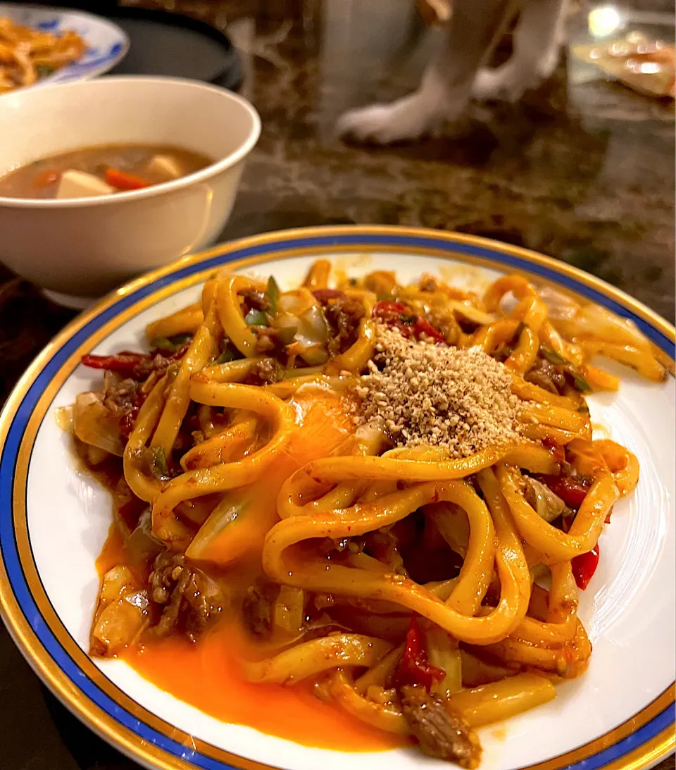 プルコギ焼きうどん。卵黄で絡めながら…🥚チャチャッと急ぎごはんでした‪( ᐢ︶ᐢ )💕美味し~~~|💍ごはん🍚さん