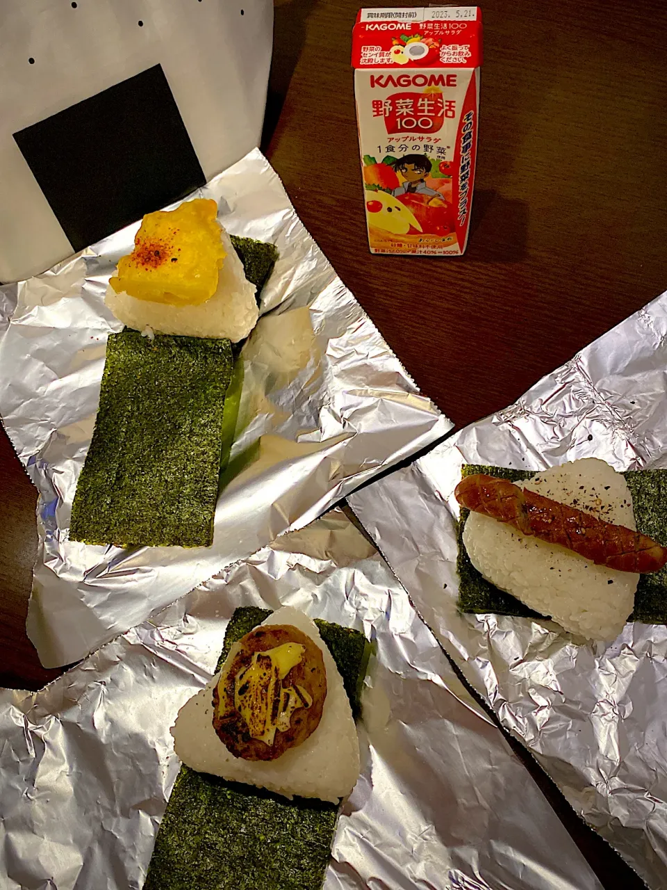 Snapdishの料理写真:お弁当　おむすび　チーズハンバーグ　イカ天ぷら　ソーセージソテー　焼き海苔　アップル野菜ジュース|ch＊K*∀o(^^*)♪さん