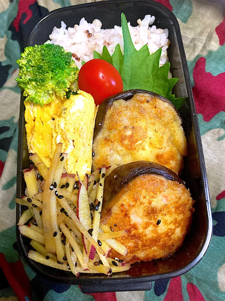 ビックマッシュルーム🍄に海老カツ詰めて焼いたのと、さつま芋のきんぴら|ナタママさん