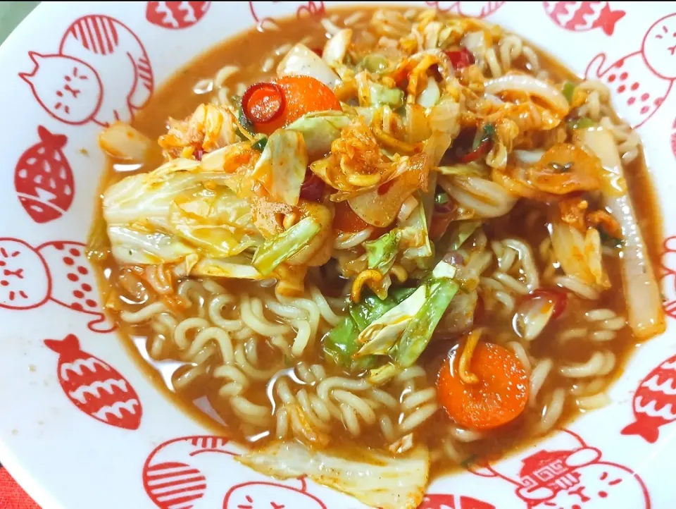 袋ラーメン＋野菜炒め
野菜炒めはコチュジャン入りでピリ辛うま〜✨|深夜特急fさん