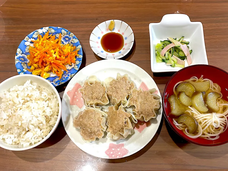 餃子の余り皮でしゅうまい　ナスの煮麺　きゅうりとハムの塩レモン和え　人参しりしり|おさむん17さん