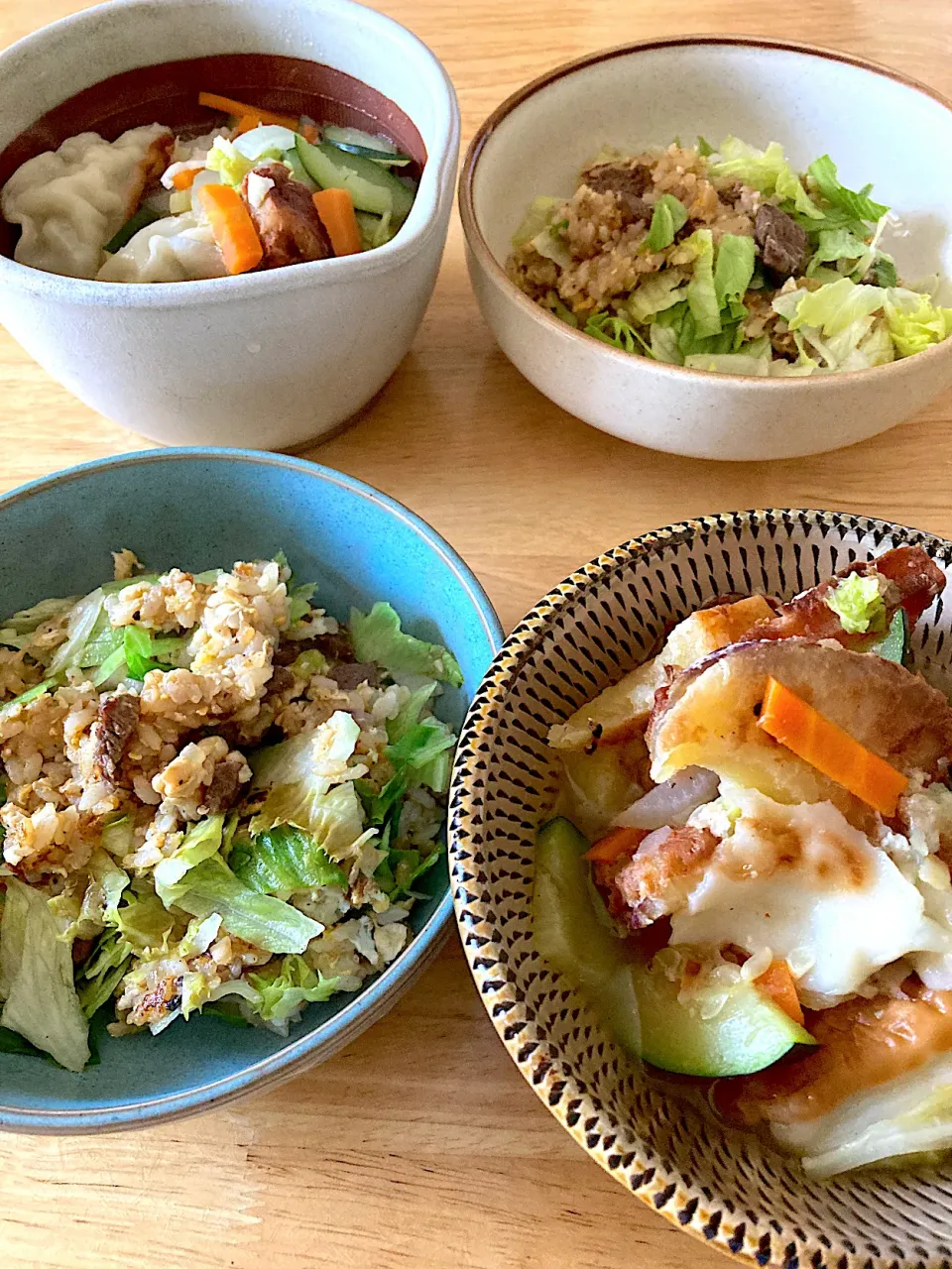 牛ロースとレタスの炒飯💗焼き餃子入り具沢山スープ|さくたえさん