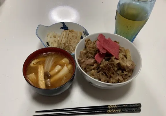 晩御飯_:(´ཀ`」 ∠):☆牛丼（自家製紅生姜付き）☆れんこん胡麻和え☆みそ汁（白菜、しめじ、えのき、揚げ）|Saharaさん