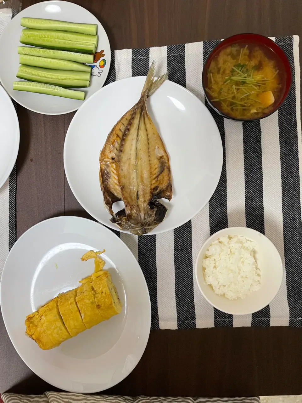 Snapdishの料理写真:今日の食卓(あじの開き、ネギ入りだし巻き、きゅうり、豆苗と豆腐みそ汁)|コンポタマさん