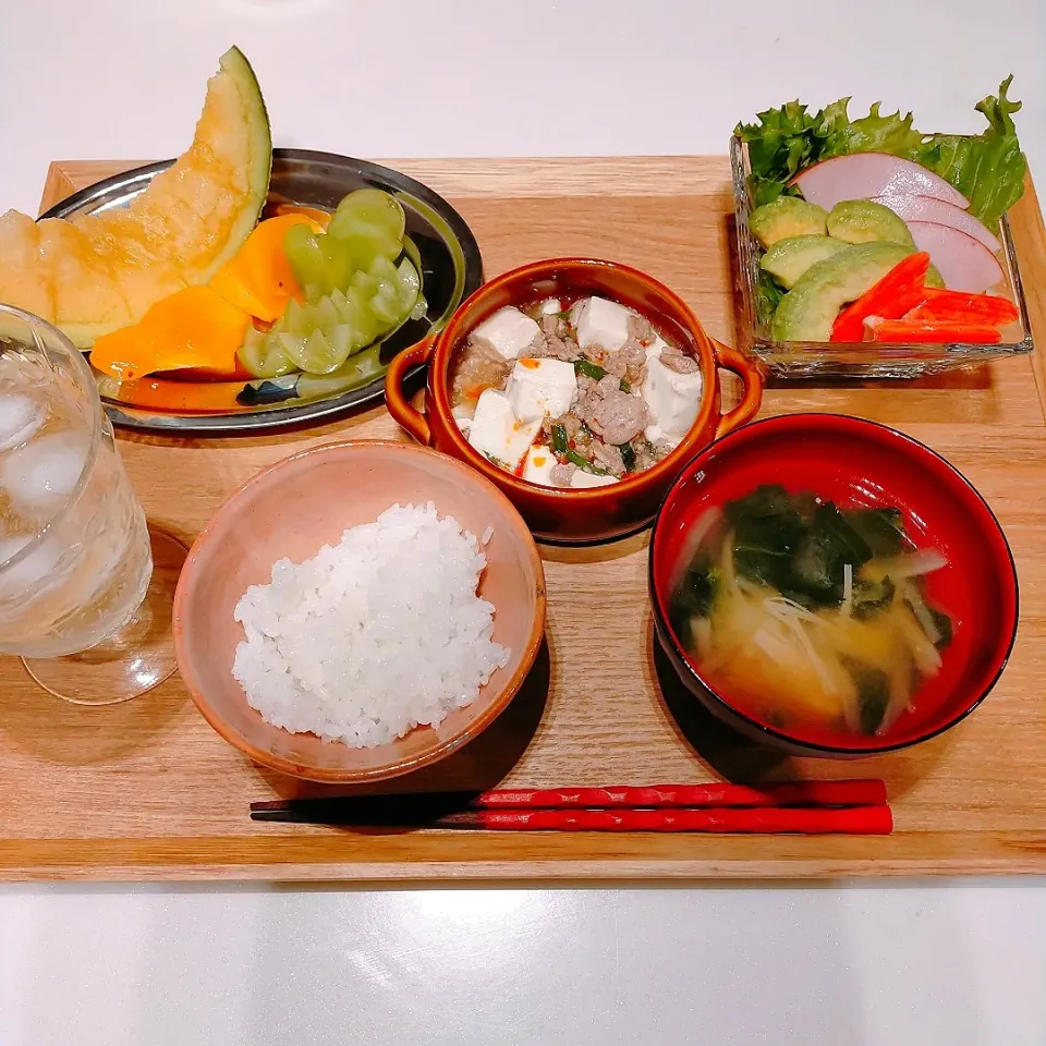 Snapdishの料理写真:ごはん、麻婆豆腐、大根の味噌汁、アボガドサラダ、シャインマスカット、メロン、柿|nikotan.syさん