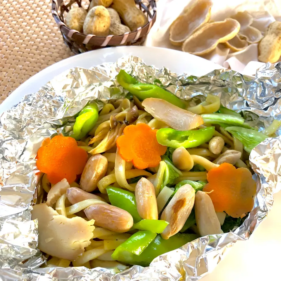 キノコとピーナッツのピリ辛カレーうどんのホイル焼き|さらっと🍀さん