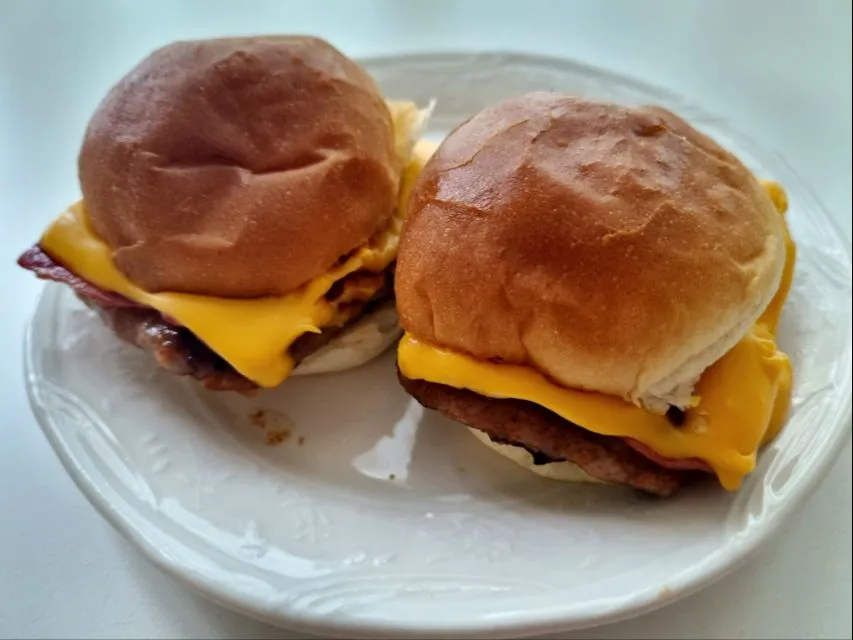 lunch - sausage pattie with bacon and cheese|steven z.y.さん