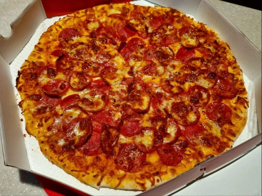 thin crust pepperoni pizza|steven z.y.さん