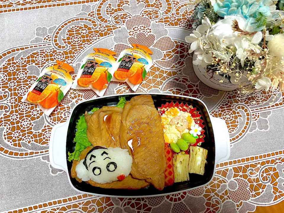 Snapdishの料理写真:2022.10.4はクレヨンしんちゃんのミニおにぎり入り生姜焼き弁当⭐️|makoさん